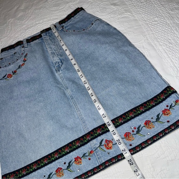 Vintage Denim Skirt Embroidered Rose Detailing 100% Cotton Size 8 Bill Blass - Picture 9 of 12